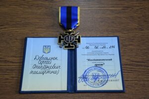 Матері загиблого захисника з Обарова  вручили нагрудний знак «Комбатантський  хрест» 