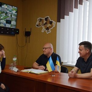 alt "Посадовці ведуть прийом громадян у службовому кабінеті"