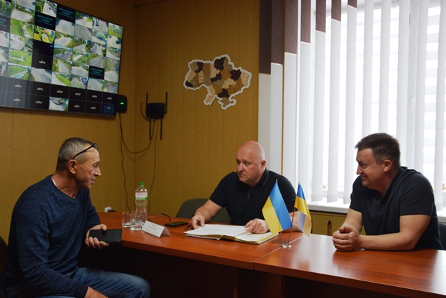 alt "Посадовці ведуть прийом громадян у службовому кабінеті"