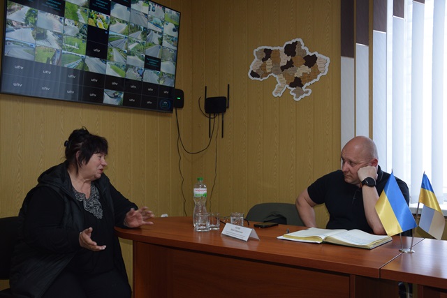 alt "Посадовці ведуть прийом громадян у службовому кабінеті"