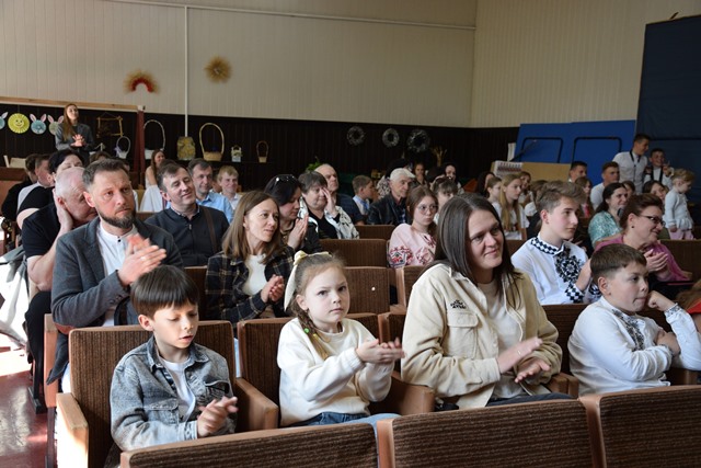 alt"Глядачі аплодують дітям які виступають на звітному концерті"
