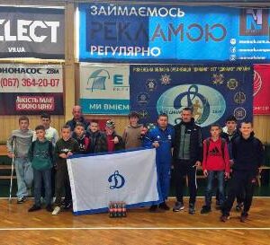 alt="На фото зображена група підлітків і кілька дорослих у спортивному залі"