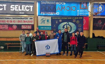 alt="На фото зображена група підлітків і кілька дорослих у спортивному залі"