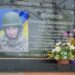 alt="На зображенні — меморіальна дошка, присвячена Олександру Володимировичу Філіпову, випускнику Карпилівської гімназії"