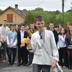 alt="На фото зображено випускника школи на святі останнього дзвоника"
