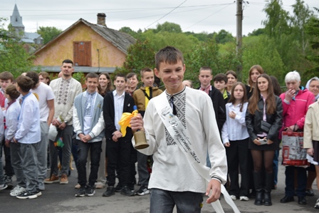 alt="На фото зображено випускника школи на святі останнього дзвоника"