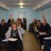 "Учасники засідання в приміщенні Городоцької сільської ради голосують, піднімаючи руки.