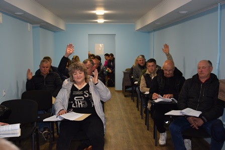 "Учасники засідання в приміщенні Городоцької сільської ради голосують, піднімаючи руки.