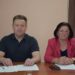 alt="На фото зображені два представники, що сидять за столом під час офіційної зустрічі або засідання"