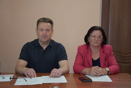 alt="На фото зображені два представники, що сидять за столом під час офіційної зустрічі або засідання"