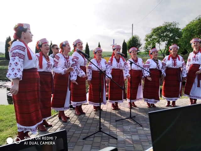 alt="ЖІночий колектив виступає на святі Івана Купала"