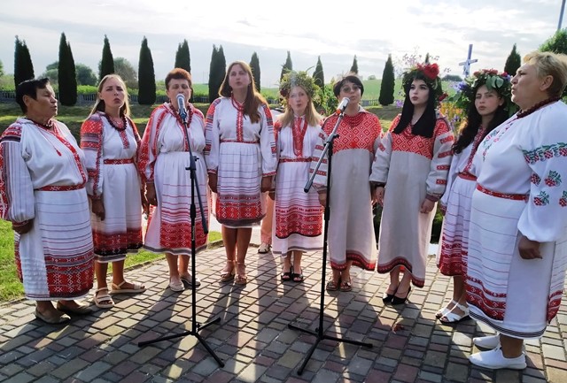 alt="Колектив виступає на святі Івана Купала"