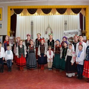 Alt="Гурт «НАМИСТО» разом із дітьми та молоддю у традиційному українському вбранні під час святкування 25-річчя колективу"