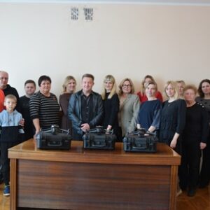 alt="Працівники сіслької ради передають квадрокоптер для ЗСУ"