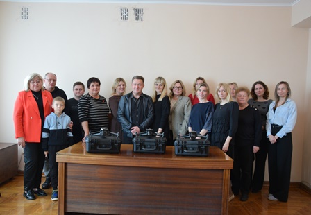alt="Працівники сіслької ради передають квадрокоптер для ЗСУ"