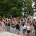 Alt="Група дітей бере участь у масовому заході для дітей на відкритому майданчику в парку"