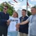 alt="Четверо людей (двоє чоловіків і одна жінка у вишиванках, один чоловік у темній сорочці та сонцезахисних окулярах) тримають у руках підписаний меморандум. Фото зроблено на відкритому повітрі під час фестивалю — на тлі білих декоративних елементів та кольорових стрічок, що майорять на вітрі. Атмосфера урочиста та позитивна. Подія пов’язана з підписанням меморандуму щодо започаткування щорічного фольклорного фестивалю «Вишнева гора»."