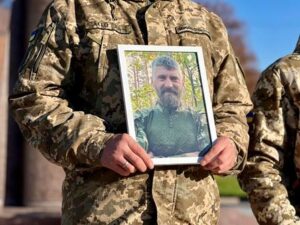 Провели в останню дорогу загиблого захисника України — Віктора Петрушкевича