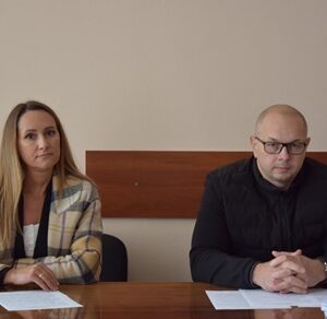 На фото двоє учасників засідання комісії з питань захисту прав дитини Городоцької сільської ради сидять за столом під час обговорення питань порядку денного.