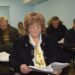 Депутати Городоцької сільської ради під час роботи чергової сесії. На передньому плані — жінка уважно читає документи, позаду інші учасники засідання переглядають матеріали. Атмосфера зосередженої роботи у залі засідань.