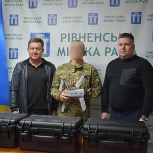 На фото — момент передачі дронів прикордонникам: Городоцький сільський голова Сергій Поліщук, військовослужбовець із квадрокоптером Autel EVO Max 4T та представник Рівненської міської ради.