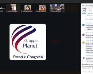 Скріншот онлайн-зустрічі у форматі відеоконференції. У центрі екрана розміщено логотип «Gruppo Planet – Eventi e Congressi» на білому тлі. У верхній частині видно невеликі віконця з учасниками конференції.