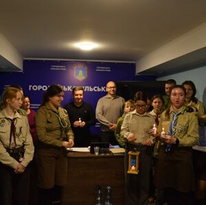 У залі засідань Городоцької сільської ради зібралися пластуни та представники громади. Молодь у скаутській формі тримає Вифлеємський вогонь миру в спеціальній лампаді.