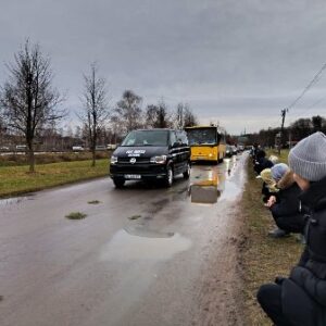 Прощання із загиблим Захисником України: жителі громади навколішки проводжають траурний кортеж із тілом воїна дорогою через населений пункт