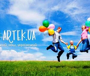 Банер із написом «ARTEK.UA — Справжній, наш, український». На тлі блакитного неба та зеленої трави щаслива родина — батько, мати й маленька дитина — стрибають, тримаючи в руках різнокольорові повітряні кульки.