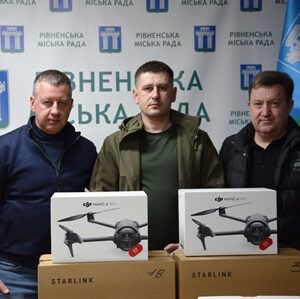 Представники Рівненської міської ради передають дрони DJI та обладнання Starlink для потреб військових.