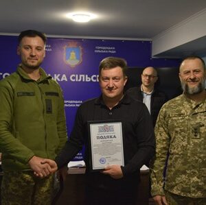 Представник військового підрозділу вручає Подяку сільському голові під час сесії Городоцької сільської ради