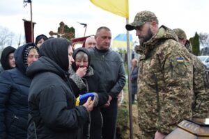 На щиті повернувся додому: у Городку попрощалися із Захисником Сергієм Диким