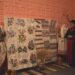 Виставка українського народного вбрання у будинку культури: на стендах представлені автентичні вишиті рушники та традиційний одяг, прикрашені яскравими орнаментами.