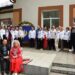 Групове фото учасників заходу до Дня вишиванки біля будинку культури: чоловіки та жінки у традиційних українських вишиванках позують на сходах біля будівлі.