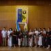 У великій залі Рівненської районної державної адміністрації на тлі державної символіки України та прапорів група жінок стоїть для спільного фото після урочистого вручення почесних звань «Мати-героїня».