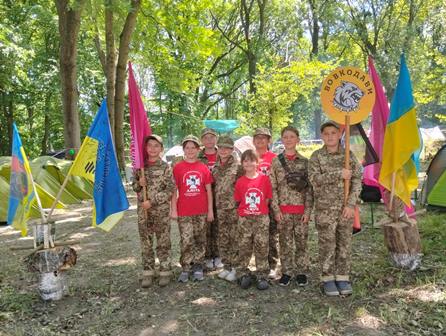 Групове фото учасників рою «Вовкодави» під час Всеукраїнської військово-патріотичної гри «Сокіл» («Джура»).