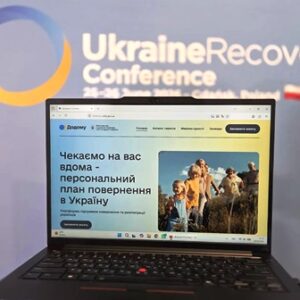 На передньому плані ноутбук із відкритою вебсторінкою платформи «Додому», яка пропонує персональний план повернення та реінтеграції українців.