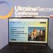 На передньому плані ноутбук із відкритою вебсторінкою платформи «Додому», яка пропонує персональний план повернення та реінтеграції українців.