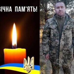 Колаж із двох зображень. Ліворуч — запалена свічка пам’яті на чорному тлі, над нею білий напис «ВІЧНА ПАМ’ЯТЬ!».