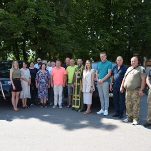 Групове фото учасників урочистої передачі допомоги для українських військових.