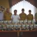 Представники Городоцької територіальної громади та військовослужбовці стоять за столом із переданою допомогою для одного з підрозділів Національної гвардії України.