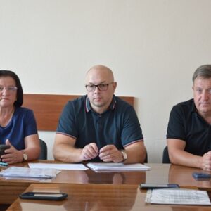Троє представників керівництва та працівників Городоцької сільської ради сидять за столом під час робочої наради.