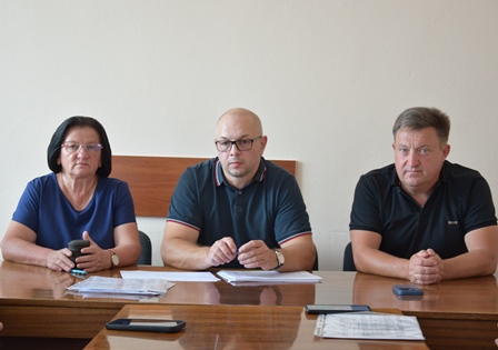 Троє представників керівництва та працівників Городоцької сільської ради сидять за столом під час робочої наради.