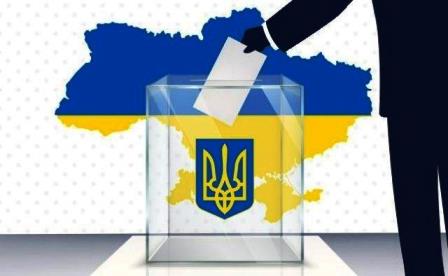 На зображенні — стилізована українська символіка: скляна виборча урна з гербом України, до якої опускають бюлетень. На тлі зображено карту України в синьо-жовтих кольорах.