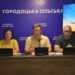 Сільський голова Сергій Поліщук та представники Городоцької сільської ради під час проведення 65-ї позачергової сесії. На задньому плані — символіка громади та екран із назвою пленарного засідання.