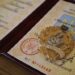 Посвідчення до почесного звання «Мати-героїня» та нагрудний знак «Мати-героїня», розміщені на столі.