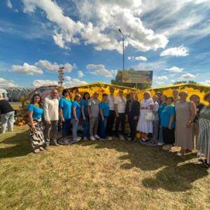 Групове фото представників Городоцької громади біля святково оформленої жовтої локації з написом «Городоцька територіальна громада» під час обласного заходу.