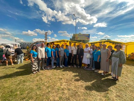 Групове фото представників Городоцької громади біля святково оформленої жовтої локації з написом «Городоцька територіальна громада» під час обласного заходу.