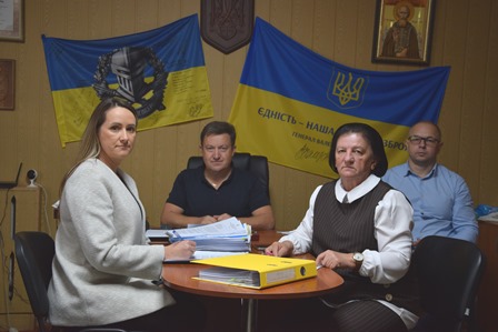 На фото — учасники засідання виконавчого комітету Городоцької сільської ради під час робочого обговорення питань порядку денного; на столі — документи та матеріали засідання, на задньому плані — державна та символічна атрибутика України.