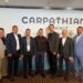 Групове фото учасників міжнародного саміту «Карпатська вісімка C8» на тлі брендованого банера заходу.